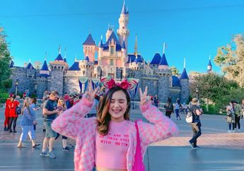 Tampil Kece Pakai Rok dengan Tiru 4 OOTD Beby Tsabina Saat Liburan ke Amerika!