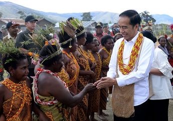 Saking Antuasias Sambut Kedatangan Sang Presiden, Warga Papua Barat Menari Gembira Hingga Lupa Ada Bendera Merah Putih Jatuh ke Tanah