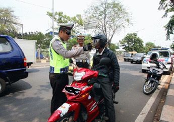 Hari Sumpah Pemuda, Polisi Berikan Hukuman Tambahan Ini Buat Pengendara yang Terjaring Razia di Jalan. Hasilnya, Bikin Kita Elus Dada