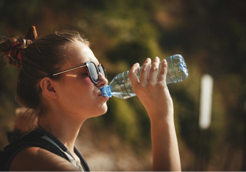 Benarkah Minum Air Dingin Saat Cuaca Panas Jutsru Bikin Kontraksi di Pembuluh Darah?