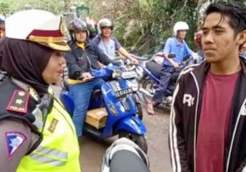 Gara-gara Tak Bawa Surat Kendaraan, Pengendara Motor Tega Lakukan Hal Ini Pada Istrinya Sewaktu Ketangkap Razia Polisi. Tapi, Warganet Malah Tertawa...