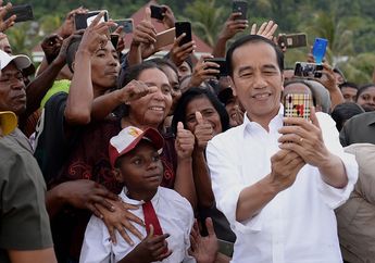 Di Antara Penjagaan Paspampres yang Ketat, Jokowi Menari dan Selfie di Antara Warga. Adakah Janji yang Akan Dituntaskan?