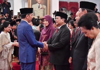 Jadi Pemimpin Upacara Hari Pahlawan di TMP Kalibata, Presiden Jokowi Tak Ditemani Prabowo. Kemana Gerangan Sang Menteri Pertahanan?