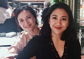 Serunya 4 Gaya Kompak Sherina Munaf Bareng Sang Mama. Kepoin Yuk!