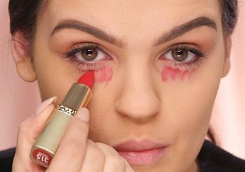 Bukan Cuma Buat Bibir, Ini 7 Fungsi Lain Lipstik Buat Makeup!