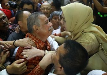Lolos dari Tuduhan Tindak Korupsi, Momen Haru Mantan Dirut PLN dan Keluarga Terekam dalam Gambar. Lantas, Apa yang Dilakukan KPK?