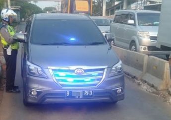 Kijang Innova Pakai Nopol Berkode RF Nyalakan Strobo Serobot Jalur Busway, Netizen Teriak Arogan Norak