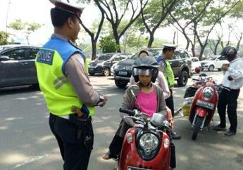 Kocak, Mengaku Baru Pertama Kali Ditilang, Emak-emak di Tangerang Selatan Ketakutan Sampai hendak Sogok Polisi dengan Benda Ini: Kaya Mimpi Saya Ngalamin Ini!