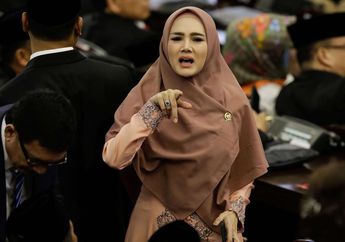 Dulu Dapat Sentilan KPK Setelah Pajang Foto Endorsan, Mulan Jameela Kembali Jadi Buah Bibir Karena Singkap Gamis Selutut dan Dituding Pamer Aurat