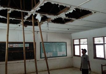 Tak Kunjung Dapat Bantuan, Atap Sekolah di Yogyakarta Ini Sampai Melengkung Hingga Harus Disangga Bambu, Siswanya Terpaksa Diungsikan ke Gudang