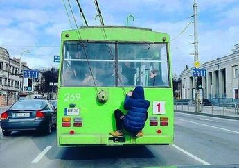 7 Potret Lucu & Aneh Manusia Ketika Pakai Transportasi Umum!