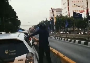 Awas! Lengah Saat Jalanan Macet, Pengemudi Honda Jazz Jadi Korban Jambret Nekat