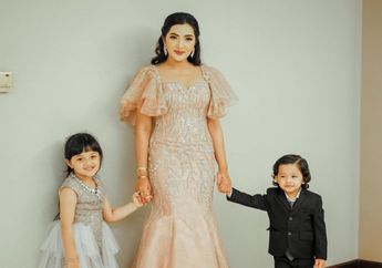 Ajak Anak Suami Sampai ART Nonton Konser Perdana Putrinya di Dalam Kamar, Ashanty Pamerkan Antrian Mengular Sambil Tunggu Arsy Keluar Kamar Mandi!