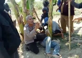 Punya Jabatan Kapolsek dan Disegani Masyarakat, Iptu Akbar Tak Segan Bersimpuh ke Warga Agar Tidak Menebas Pekerja Tambang dengan Golok, Aksi Heroiknya Viral di Sosial Media