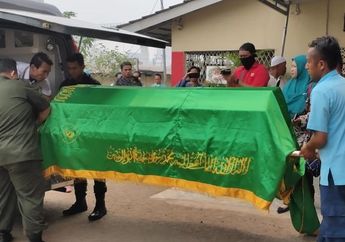 Tangisnya Pecah Begitu Tahu Organ Vital Anaknya Ditendang Gara-gara Soal Remeh, Ibu Korban Tewas Diksar Menwa Minta Hukuman Mati Buat Pelaku. Tapi, Pengacara Tersangka Masih Juga Berkelit Begini