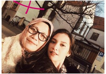 Anaknya Artis Ibukota, Nursyah Ibunda Indah Permatasari Harus Rela Jahit Kain di Rumah Demi Penuhi Kebutuhan Sehari-hari