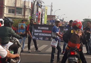 Plis Deh! Jangan Kendarai Motor Sambil Merokok, Ini Aturannya Kalau Ada yang Masih Ngotot