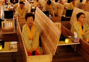 Enggak Biasa, Warga Korea Selatan Belajar Menghargai Hidup dengan Cara Berpura-pura Mati!