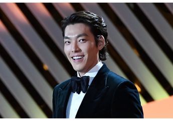 Tampil Perdana Usai 2,5 Tahun Vakum, Kim Woo Bin Mengaku Gugup Bawakan Ajang Blue Dragon Awards