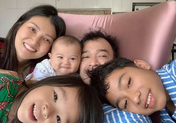 Netizen Terlalu Fokus Pada Hubungan Betrand Peto dan Sarwendah yang Dianggap Tak Wajar, Sesungguhnya Istri Ruben Onsu Itu Rela Pergi ke Singapura Demi Si Kecil Thania. Begini Ceritanya