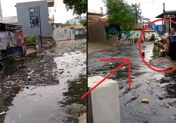 Viral Jalanan Komplek Cimahi Banjir dan Bawa Luapan Sampah, Pria Ini Justru Nekat Hanyutkan Sampah di Depan Rumah yang Terendam Air