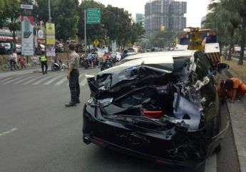 Instan Karma, Pria Ini Diamuk Massa karena Sebabkan Kecelakaan Beruntun, Nggak Tahunya Kencan sama Selingkuhan di Mobil!