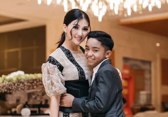 Ini Dia Harga Tas Mewah Sarwendah yang Cuek Diletakkan di Tangga Waktu Foto Bareng Betrand Peto!