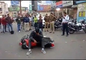 Pria ini Ngamuk dan Banting-banting Motornya Sendiri Usai Ditilang Karena Tak Pakai Helm, Apa yang Dilakuknya Kemudian Malah Bikin Iba