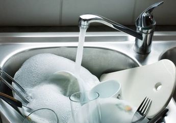 Lebih Ampuh dari Sabun, Terbongkar Trik Pedagang Cuci Perabot Plastik Berminyak! Kesat dalam Sekali Usap