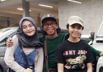 Manisnya 5 Fashion dengan Hijab Warna Gelap Ala Anak Komedian Mandra, Tia Septiana!