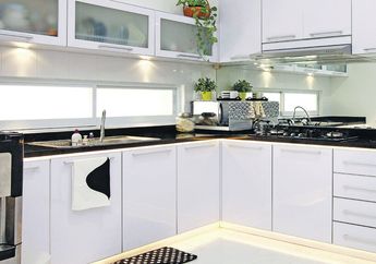 Inspirasi Sentuhan Kayu Warna Putih di Dapur, Tak Monoton Justru Mewah!
