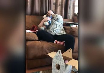 Rayakan Natal Tanpa Kehadiran Anak Tercintanya, Wanita Ini Tak Kuasa Menahan Tangis Saat Dapat Hadiah Boneka Karena Hal Ini