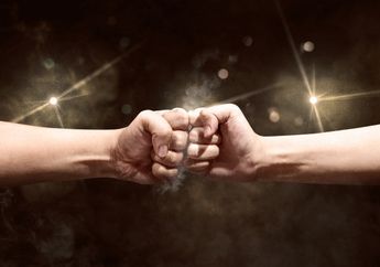 4 Zodiak Ini Paling Berjiwa Kompetitif, Ada yang Berani Langkahi Siapapun Pesaingnya Demi Bisa Menang!