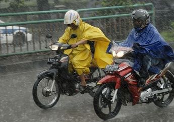 Jangan Nekat Pakai Jas Hujan Model Ponco Saat Naik Motor, Polisi Ungkap 3 Fakta Berbahayanya