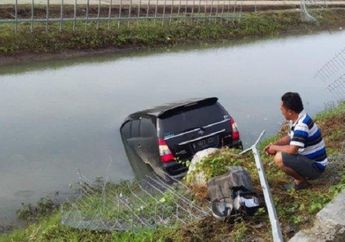 Konsentrasi Buyar, Emak-Emak Banting Setir Innova ke Kiri Lalu Tabrak Pagar dan Nyemplung Kali