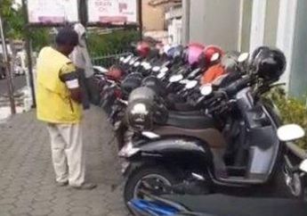 Viral Video Tukang Parkir Masukkan Jaket Pengunjung Parkir ke Helm, Netizen: Ikhlas Banget Mah Kasih Uang Lebih Kalo Kaya Gini
