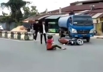 Aksi Nekat Emak-Emak Serobot Jalur Truk Hendak Belok, Hampir Cium Pak Supir