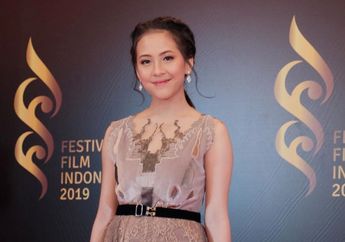 Charming! Intip Gaya Makeup dan Outfit Elegan Adhisty Zara di FFI 2019!