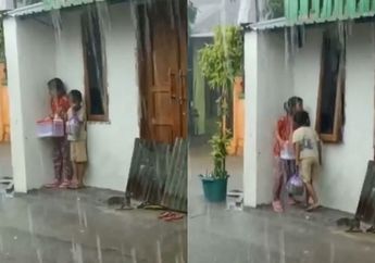 Menahan Dingin Selagi Berteduh di Depan Jendela Rumah Warga, Video Pilu 2 Bocah yang Tengah Mengais Rezeki Ini Buat Hati Netizen Ikut Sendu