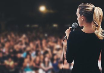 4 Zodiak Ini Memang Paling Jago Public Speaking, Terlatih & Pede!