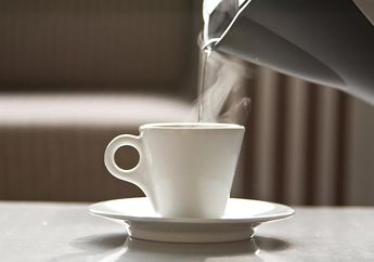 Jangan Salah! Ini 3 Waktu yang Tepat untuk Minum Air Hangat. Lebih Terasa Manfaatnya!