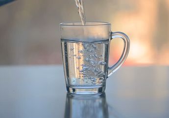 Menakjubkan! 5 Manfaat Ini Bisa Kita Rasakan Kalau Rutin Minum Air Hangat Setiap Pagi!