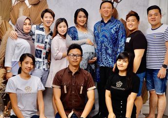 Makin Setia Dampingi Pejabat Pertamina di Setiap Acara, Ternyata Begini Alasan Mantan Ajudan Veronica Tan Ini Gunakan Sandal Teplek yang Harganya Bikin Kita Tercengang