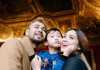 Selalu Tampil Kece Selama Plesiran Keliling Dunia, Nagita Slavina Pakai Cardigan dan Tas Mini Senilai Rp 300 Juta Cuma Buat Temani Rafathar Jalan-jalan di Barcelona