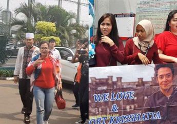 Akhirnya Bebas dari Penjara, Ibunda Kriss Hatta Bawa Pizza & Spanduk Tanda Dukungan, 'Dia Pulang Udah Hadiah Terindah'