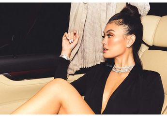 Bak Bidadari Turun dari Surga, Intip Penampilan Anggun Agnez Mo dalam Balutan Baju Adat Bali Berhiaskan Bunga Putih Cantik di Pulau Dewata