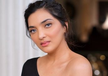 Tanpa Pakai Bikini Saat di Pantai, Tampilan Ashanty Pakai Mini Dress Warna Kulit Justru Jadi Sorotan!