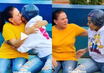 Meski Penuh dengan Sensasi, Nikita Mirzani Beri Cincin Berlian untuk Mpok Atiek, Sang Artis Senior Sampai Tak Kuasa Menahan Air Mata Setelah Dengar Alasannya!