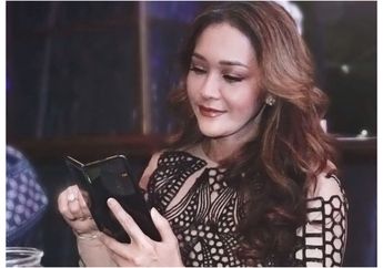 Bukan Pakai Dress Mewah, Maia Estianty Justru Tampil Nyentrik Pakai Celana Jeans Sobek-sobek Saat Nonton Film Terbaru Al Ghazali