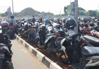 Maling Peragakan Aksinya, Helm Dicantelin di Bawah Jok Bisa Amblas Hanya Dalam Hitungan Detik